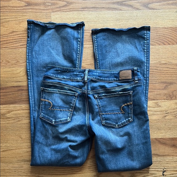 Stylish Blue Distressed Women's Jeans - Picture 4 of 7